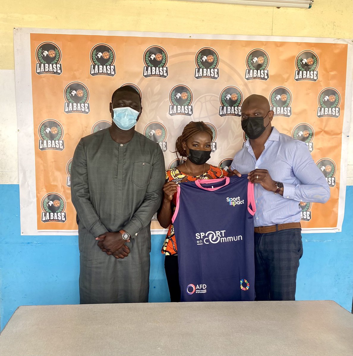 La semaine dernière, l’équipe #SportEnCommun a visité le chantier des futurs installations de <a href="/labase_academy/">LaBASE_Academy</a> à Monnyville en Côte d’Ivoire 🏗🏀🔜

Merci à Esther Niamké et son équipe pour cet accueil 🙏🏾

#sportencommun #sportimpact