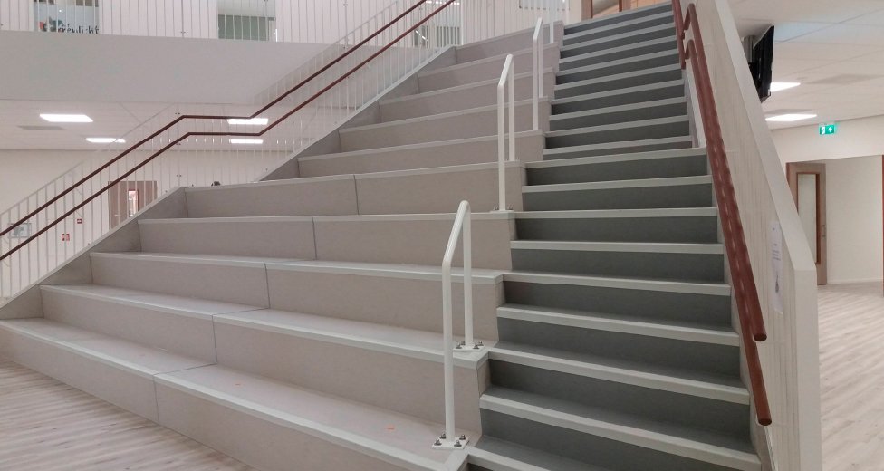 In Bunschoten Spakenburg is een nieuw schoolgebouw gebouwd. Vebo kreeg de opdracht om de buiten- en binnentrappen te leveren. Deze trappen bestonden uit een gewone trap en tribunetrappen. 
Meer informatie: hubs.li/H0GLzKK0

#trappen #prefabbeton #prefabbouwen #beton