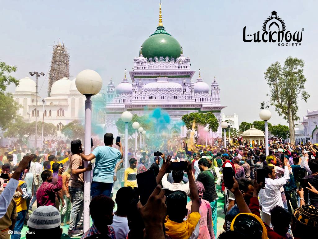lucknow_me's tweet photo. Festival of color Holi celebrated with traditional fervour at Dewa Shareef.
#HappyHoli #HoliMubarak #GangaJamuniTehzeeb #DevaSharif https://t.co/8fTEFQpsap