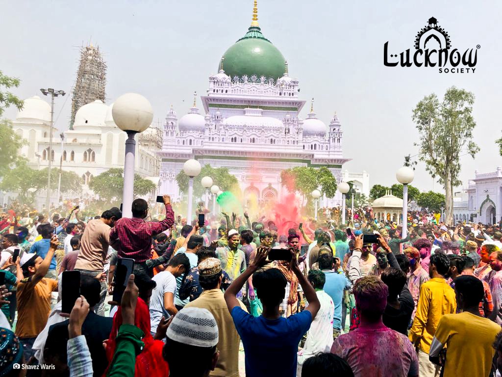 lucknow_me's tweet photo. Festival of color Holi celebrated with traditional fervour at Dewa Shareef.
#HappyHoli #HoliMubarak #GangaJamuniTehzeeb #DevaSharif https://t.co/8fTEFQpsap