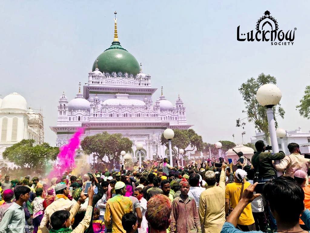 lucknow_me's tweet photo. Festival of color Holi celebrated with traditional fervour at Dewa Shareef.
#HappyHoli #HoliMubarak #GangaJamuniTehzeeb #DevaSharif https://t.co/8fTEFQpsap