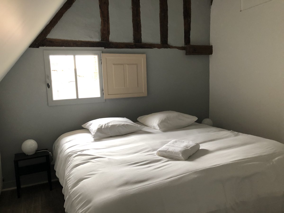 ValThomas5's tweet photo. Je vous dévoile notre Pigeonnier, un appt de 2 ch. idéalement situé au cœur du centre historique d’Auxerre dans une magnifique maison du Moyen Âge ! 
L’endroit idéal pr décompresser pour vos prochaines vacances ! 
+ d’infos https://t.co/Rt8FtSjEC5

@YonneTourisme @BFC_Tourisme https://t.co/3KYHL3tt7j