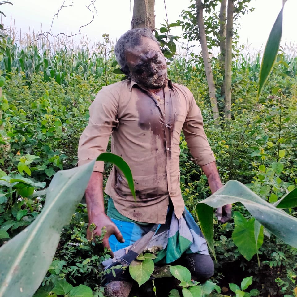 ArjunsinghWB's tweet photo. This kind of democracy has been given to opposition party workers in WB under the rule of @MamataOfficial .
Akhil Biswas of Chakulia in N. Dinajpur district was missing from 2 days, today his body was found in this condition.
TMC's new trick -
Kill, hang &amp; term it suicide. https://t.co/7au91OJ7R9