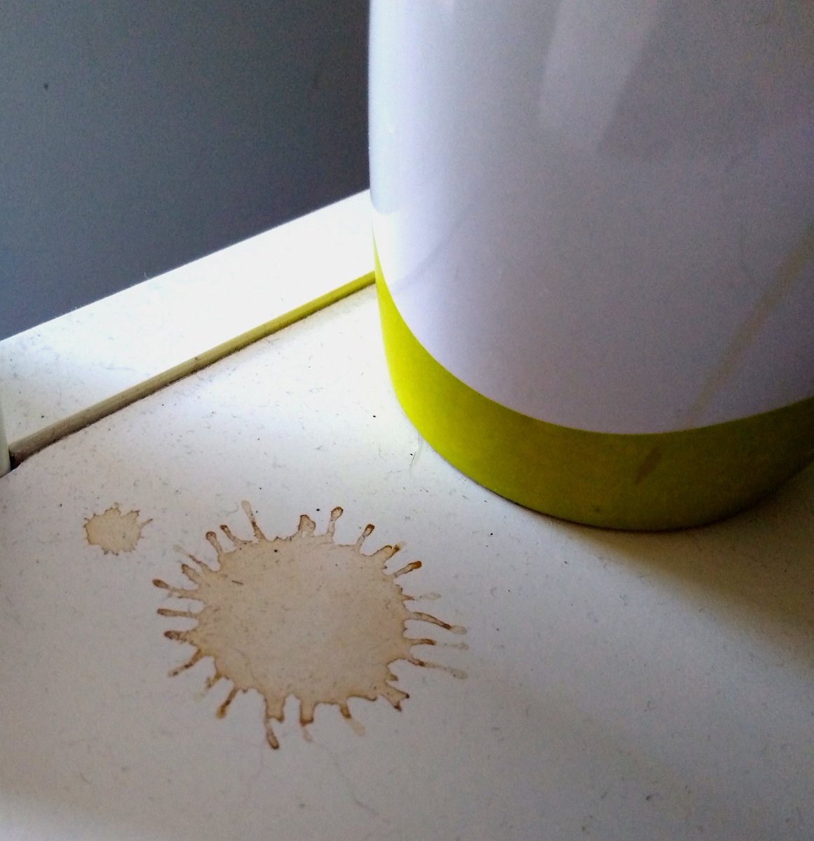 ScheerTamara's tweet photo. Mein heutiger #Kaffeefleck
Woran erinnert er mich bloss... Grübel grübel... 😜😜😜
#HomeOffice https://t.co/mVcBJf3Pxl