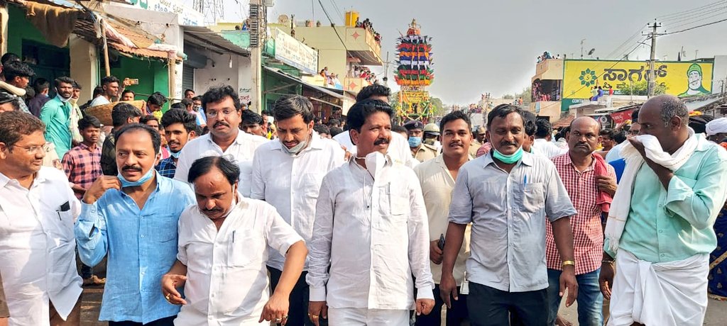 Raghumurthy_INC's tweet photo. ಕೊರೋನಾ ಸುರಕ್ಷತಾ ಕ್ರಮಗಳ ನಡುವೆ ನಿರಾಂತಕವಾಗಿ ನೆರವೇರಿದ ಚಿತ್ರದುರ್ಗದ ನಾಯಕನಹಟ್ಟಿಯ ಶ್ರೀಗುರುತಿಪ್ಪೇರುದ್ರಸ್ವಾಮಿ ಜಾತ್ರಾ ಮಹೋತ್ಸವದಲ್ಲಿ ತೇರು ಎಳೆಯೋ ಮೂಲಕ ದೇವರ ಕೃಪೆಗೆ ಪಾತ್ರನಾದೆನು. 

#ನಮ್ಮಚಳ್ಳಕೆರೆ #ಚಳ್ಳಕೆರೆವಿಧಾನಸಭಾಕ್ಷೇತ್ರ #ನಮ್ಮಚಿತ್ರದುರ್ಗ #chitradurga #congress #chitradurgacongress #ಜಾತ್ರಾ #ಮಹೋತ್ಸವ https://t.co/RtBihmae42