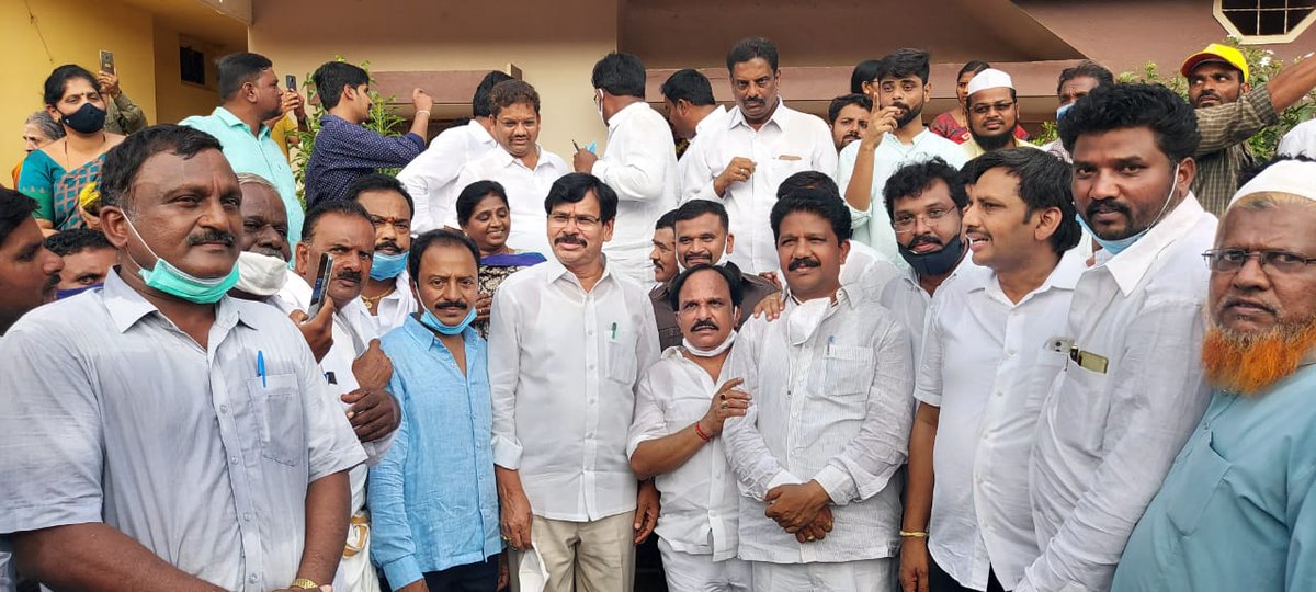 Raghumurthy_INC's tweet photo. ಕೊರೋನಾ ಸುರಕ್ಷತಾ ಕ್ರಮಗಳ ನಡುವೆ ನಿರಾಂತಕವಾಗಿ ನೆರವೇರಿದ ಚಿತ್ರದುರ್ಗದ ನಾಯಕನಹಟ್ಟಿಯ ಶ್ರೀಗುರುತಿಪ್ಪೇರುದ್ರಸ್ವಾಮಿ ಜಾತ್ರಾ ಮಹೋತ್ಸವದಲ್ಲಿ ತೇರು ಎಳೆಯೋ ಮೂಲಕ ದೇವರ ಕೃಪೆಗೆ ಪಾತ್ರನಾದೆನು. 

#ನಮ್ಮಚಳ್ಳಕೆರೆ #ಚಳ್ಳಕೆರೆವಿಧಾನಸಭಾಕ್ಷೇತ್ರ #ನಮ್ಮಚಿತ್ರದುರ್ಗ #chitradurga #congress #chitradurgacongress #ಜಾತ್ರಾ #ಮಹೋತ್ಸವ https://t.co/RtBihmae42