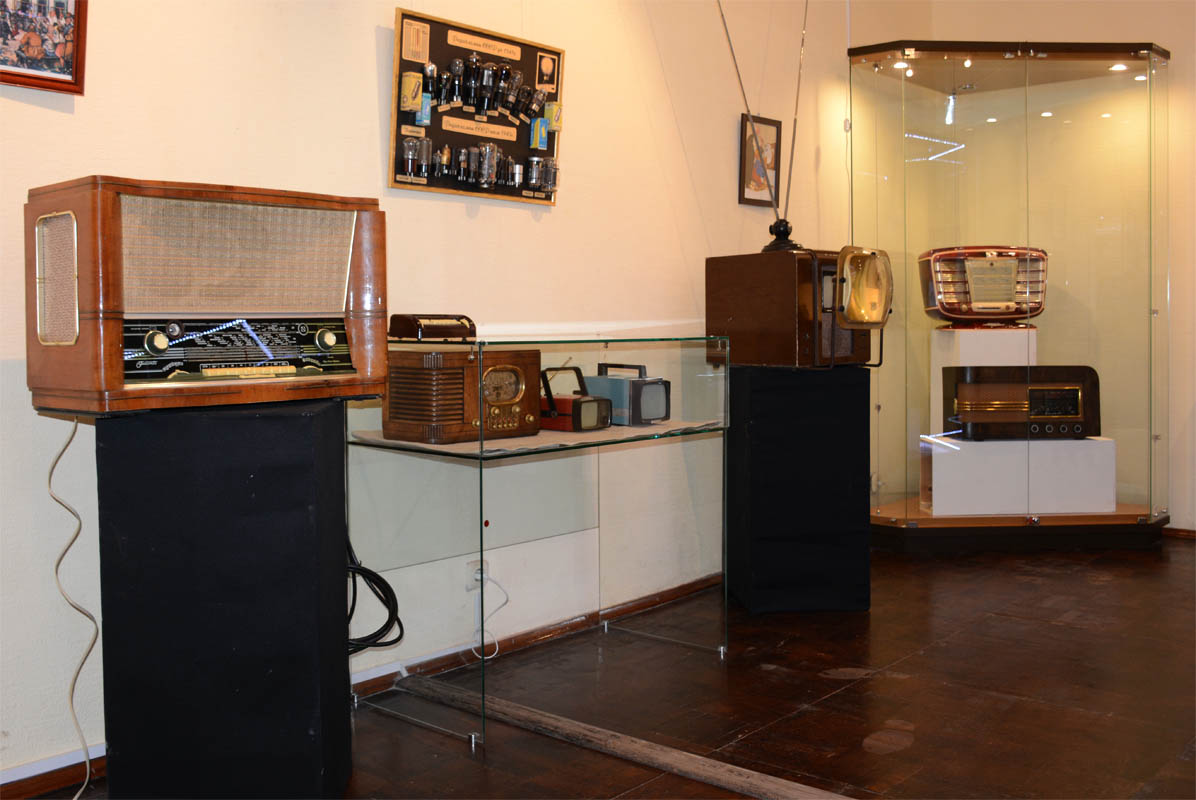 В Культурно-выставочном центре Переславского музея-заповедника работает ретроспективная выставка «Радио-mix». Это совместный проект коллекционера Геннадия Семёнова (ООО «Музей Радио») и Переславского музея-заповедника, посвящённый Году науки и технологий в России.