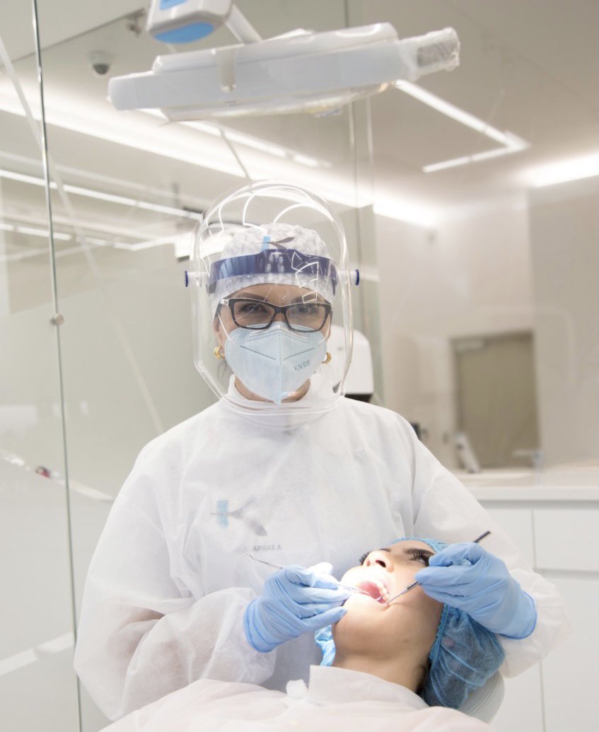 paulavdentist's tweet photo. Así trabajamos los odontólogos: paciente sin mascarilla, cerca y con la boca abierta! En el mundo los #odontologos se vacunaron junto al personal de #primeralinea , acá no empiezan! #vacunaparaodontologosUIO @DrMauroFalconi @Lenin @CarlosVerareal https://t.co/EDMcackpcm