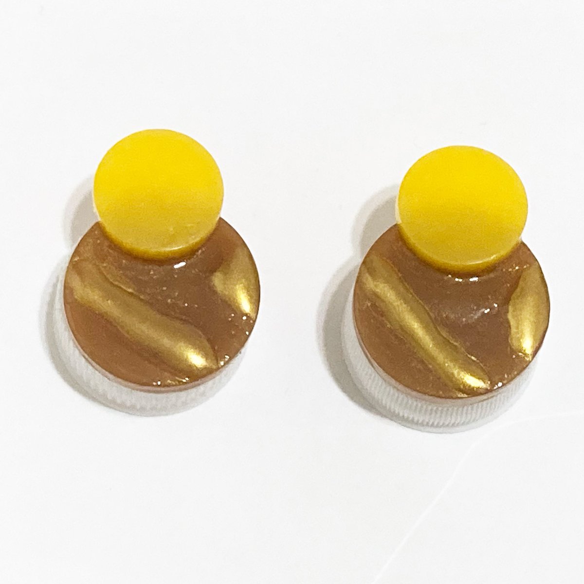 ring0_hand's tweet photo. 変なところまでパウダー付いちゃった(笑)
ベージュ作ったつもりなのに薄茶色だし(笑)
パウダー使わずにクリアに小花とかパール入れたやつとラメ入りの色付きで作ってみようかな。
試行錯誤だ！！頑張ろう！！
#ハンドメイド 
#ハン���メイド好きさんと繋がりたい https://t.co/AoSRPezuq2