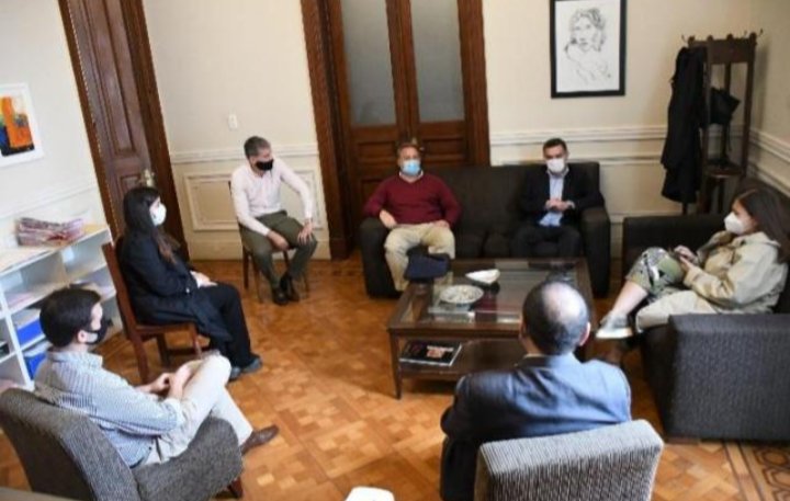 OSVDerechoUNT's tweet photo. Compartimos reunión entre un funcionario de la Municipalidad de San Miguel y los responsables del Observatorio de Seguridad de la Facultad de Derecho UNT

AQUI:https://t.co/ruNIkH3LAv https://t.co/cXKUXY1sNc