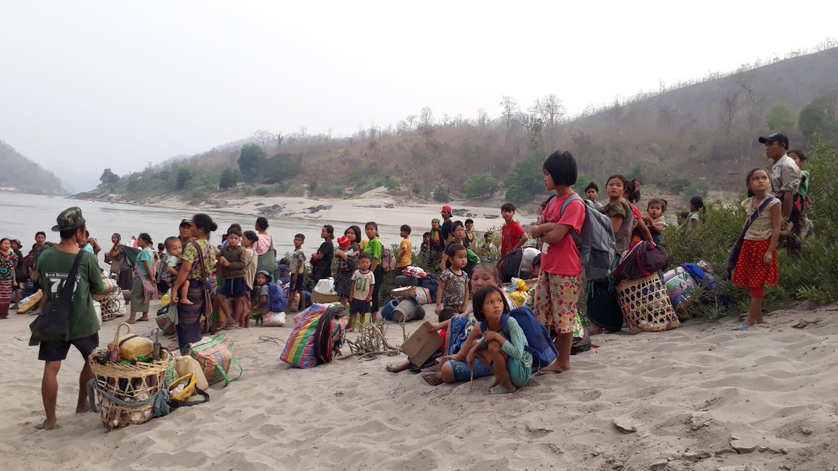 zoyaphan's tweet photo. Thai Army forces Karen refugees back to Burma side, while Burma Army's fighter jets are still flying over the area. We urge the Thai authority @MFAThai to allow refugees seek sanctuary in Thailand with dignity, ensure their safety and allow humanitarian support.

#MilkTeaAlliance https://t.co/yA0UIL40Xa