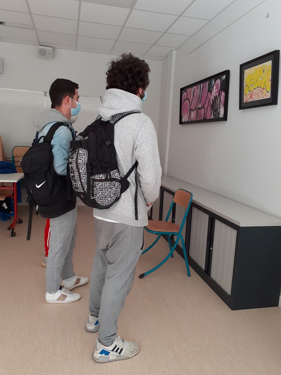 IVillebrun's tweet photo. Accrochage des œuvres street art au lycée Fonlabour : trop contents d'accueillir #Jokolor pour une fresque collaborative avec les classes de 2de. Et dans ses cartons une sélection d'oeuvres pour l'#educationartistique
 #enseignementagricole #Albi 
https://t.co/5NBLvxTWJS https://t.co/81yVzeEJRL