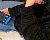 FakeNews_Killer's tweet photo. 追記
・Aは青いシーツにできたスマホの影
・Bは青いシーツにできた右足（実際は右手だが、右足と仮定）の影
・Cは白いシーツにできた右足の影
・赤線は影をなす右足の部分
・黄線は合成の境界線

#AKB48
#長谷川百々花 https://t.co/eNlYNAEcpS