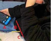 FakeNews_Killer's tweet photo. 追記
・Aは青いシーツにできたスマホの影
・Bは青いシーツにできた右足（実際は右手だが、右足と仮定）の影
・Cは白いシーツにできた右足の影
・赤線は影をなす右足の部分
・黄線は合成の境界線

#AKB48
#長谷川百々花 https://t.co/eNlYNAEcpS