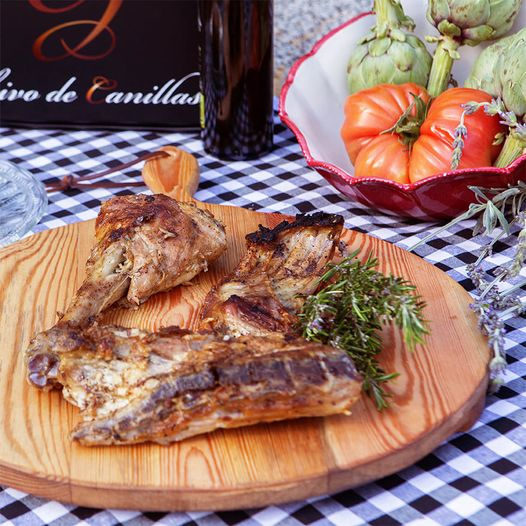 En #SemanaSanta no hace falta que te desplaces a ningún asador para disfrutar de un #cabritolechal, nosotros te lo llevamos a tu casa asado en horno de leña, listo para degustar con tan solo calentarlo unos minutos... 
👉 chivodecanillas.com
#chivodecanillas