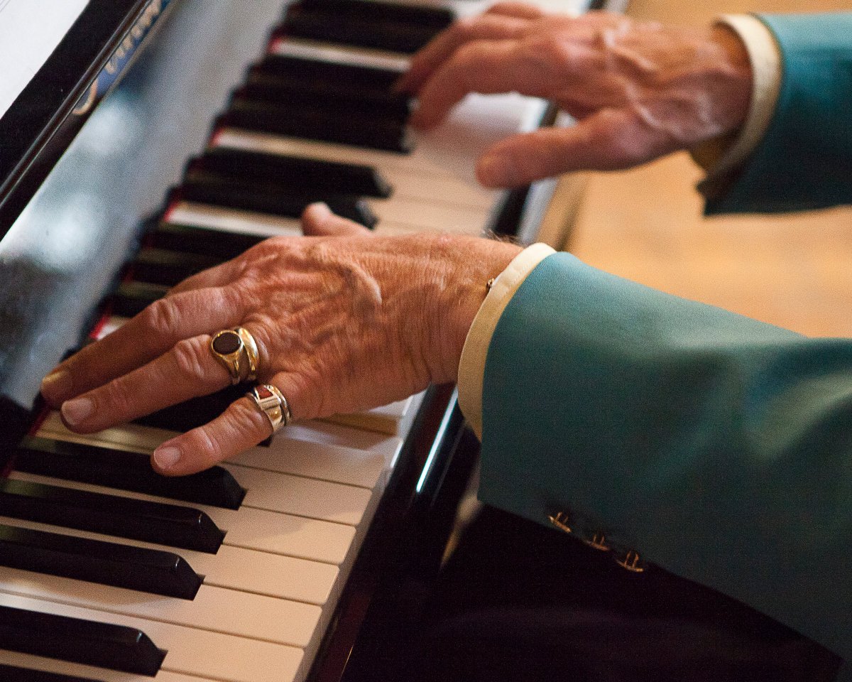 rscdsdancescot's tweet photo. Let's hear it for the piano, one of the most versatile of instruments!  Scottish country dance classes are often accompanied by a single pianist, with dances and balls including the piano as part of a band #WorldPianoDay 💙

📸 RSCDS Summer School 2011 https://t.co/5QL4g3blv6