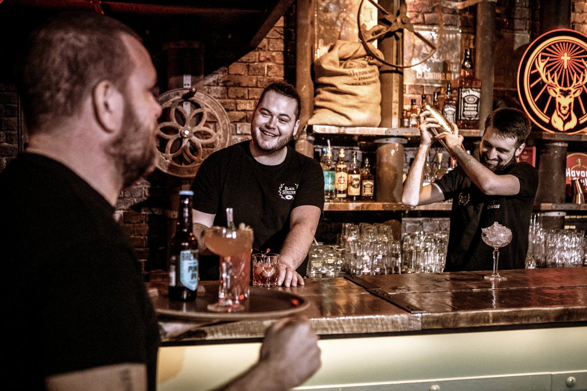 Au Black, on garde la main, même pendant le couvre-feu !
Bravo à nos champions Nico, Yoann et Alex !
Photo : <a href="/simongrumeau/">Simon Grumeau</a> 
Site officiel : swll.to/faL2Gi
#blackshelter #irishpub #nantes #barnantes #couvrefeu