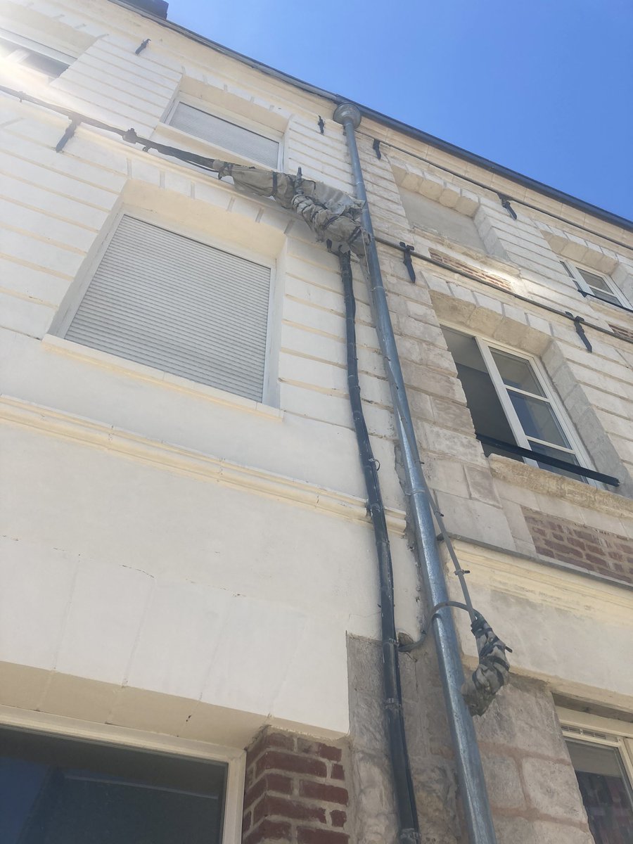 ThomasAlexandre's tweet photo. Avoir les façades refaites et des câbles scotchés en suspension depuis des mois. Est-il possible de faire quelque chose @enedis à @VilleArras 2 maisons de centre ville avec des guirlandes en dehors de Noël ;) @enedis_npdc https://t.co/4FpOQ5A5rP