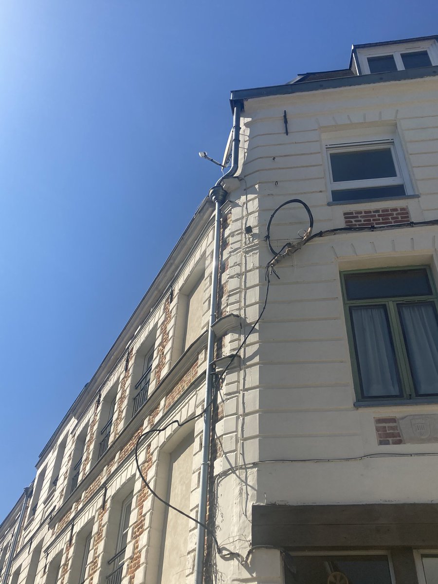 ThomasAlexandre's tweet photo. Avoir les façades refaites et des câbles scotchés en suspension depuis des mois. Est-il possible de faire quelque chose @enedis à @VilleArras 2 maisons de centre ville avec des guirlandes en dehors de Noël ;) @enedis_npdc https://t.co/4FpOQ5A5rP