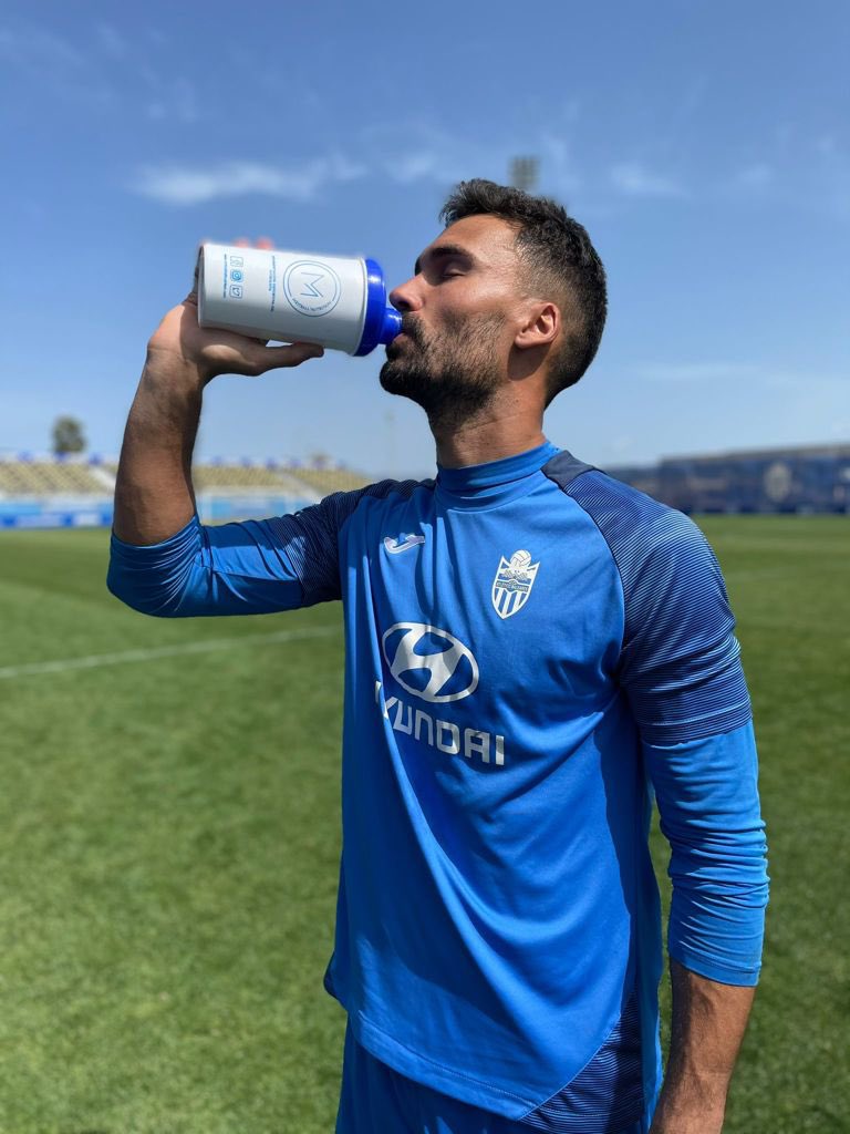 atleticbalears's tweet photo. 💦 𝗥𝗲𝗰𝘂𝗽𝗲𝗿𝗮𝗻𝗱𝗼 𝗲𝗻𝗲𝗿𝗴𝗶́𝗮𝘀 𝘁𝗿𝗮𝘀 𝘂𝗻𝗮 𝗱𝘂𝗿𝗮 𝘀𝗲𝘀𝗶𝗼́𝗻 🔋 @CMFootballNutri 

#RENOVAM ⚪️🔵 https://t.co/UTm51huo8g