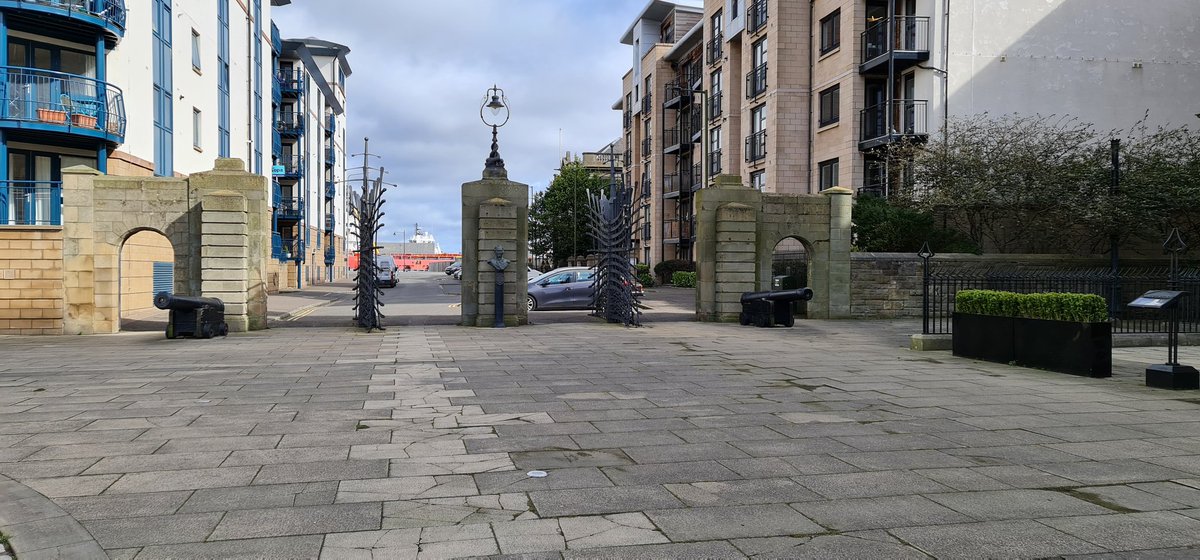 erinrix01's tweet photo. Nice stroll down the docks... almost blown into the ocean but still standing 😂😂
#joinmyjourney #aussieinscotland #Edinburgh #leith #walkingtour #windsup https://t.co/bNZ6UtrEjF