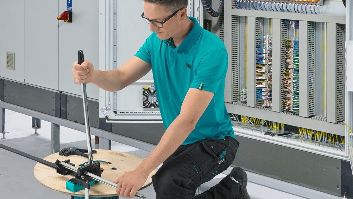 PhoenixContactU's tweet photo. Using the PPS COMPACT DIN rail cutter, you can cut DIN rails to length cleanly, without chips, and without further processing - at any location! https://t.co/b2o2bzT6dl #Tools, #dinrailcutter https://t.co/N8btmaKeTi