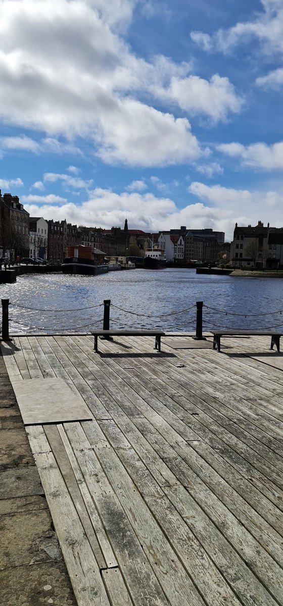 erinrix01's tweet photo. Nice stroll down the docks... almost blown into the ocean but still standing 😂😂
#joinmyjourney #aussieinscotland #Edinburgh #leith #walkingtour #windsup https://t.co/bNZ6UtrEjF
