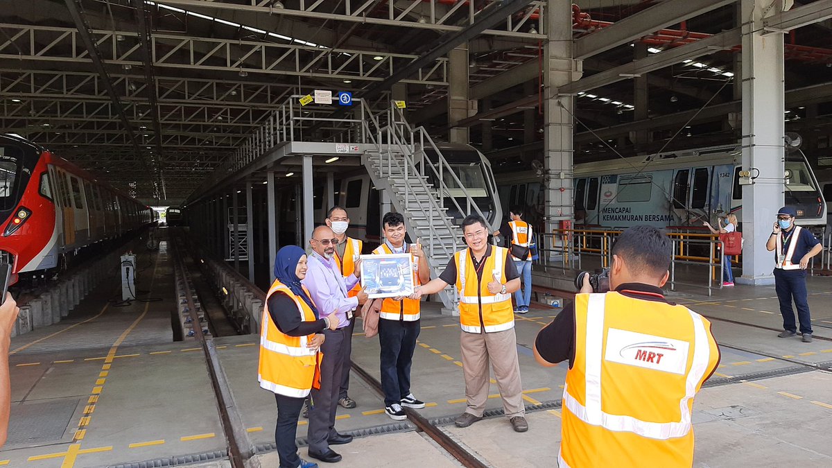 _mlptf's tweet photo. Thank you to @MRTMalaysia @ rapidbus @ rapidrail and @MyRapidKL for the amazing opportunity to visit your #mrt and #feederbus depots!
#educationaltrip #myrapidkl #lawatansambilbelajar #mrtdepoh #mrtdepohvisit #MLPTF #MalaysiaLandPublicTransportFans #RapidRail #jomnaikMRT https://t.co/YFYcSzSjcZ
