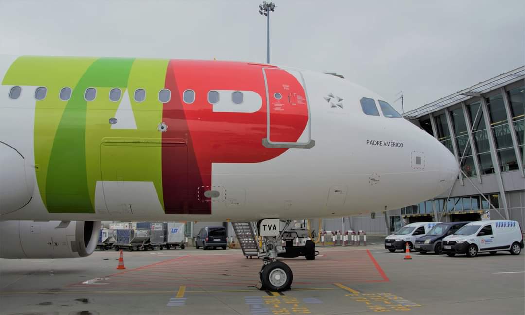 LSASaero's tweet photo. Cieszymy się, gdy na polskie lotniska wracają kolejni przewoźnicy. W ten weekend powitaliśmy po przerwie #TAPPortugal 🇵🇹
Loty na trasie WAW-LIS będą się odbywały 3 razy w tygodniu: w czwartek, sobotę i niedzielę ✈️
#LSWORLD @tapairportugal @ChopinAirport #A320NEO #LubimySamoloty https://t.co/VEBOgjGWib