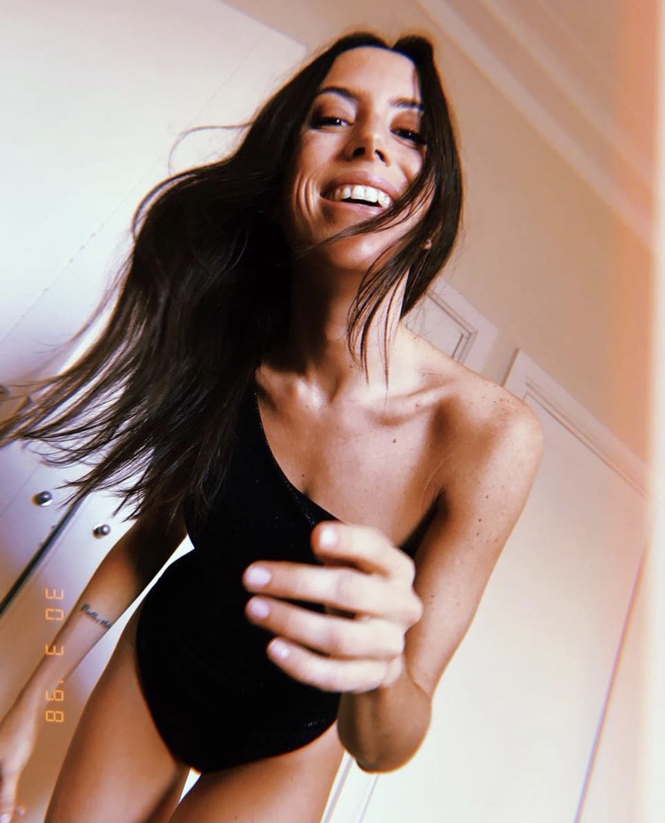 RickySarkany's tweet photo. Viví rodeada de mucho amor, “fui muy feliz”.
🤍
1989-2021 https://t.co/WVhLzWXEDl