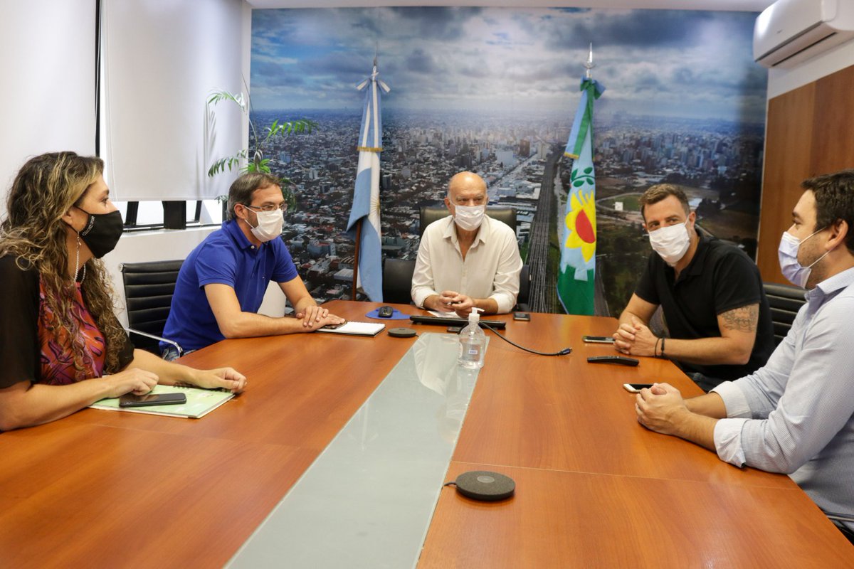 lanusmunicipio's tweet photo. Comunicado Oficial: AUMENTO SOSTENIDO DE CASOS DE COVID-19 EN EL DISTRITO

Esta mañana, el intendente Nestor Grindetti se reunió, en un comité de emergencia, con los titulares de las áreas de Salud, Desarrollo social, Educación y Seguridad  (+) https://t.co/MEJALPse5n
