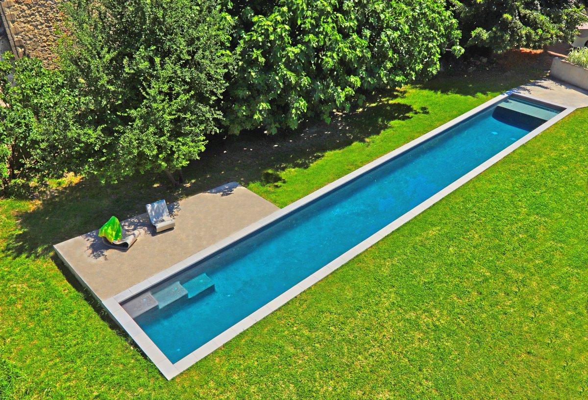 [INSPIRATION]
Cet immense couloir de nage de couleur grise est un parfait exemple d’une intégration réussie dans ce lieu atypique.