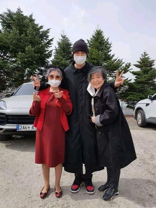 happy virus X chicken tweet media