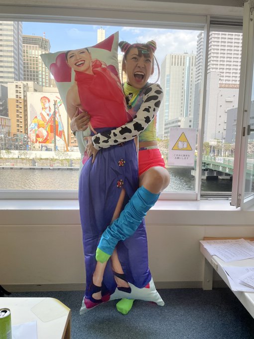 アン ハサウェイの旦那さんのアダムシュルマンがシェイクスピアの生まれ変わりかもしれないって話がロマンチックすぎる アン ハサウェイの旦那さんのアダムシュルマンがシェイクスピアの生まれ変わりかもしれないって話がロマンチックすぎる