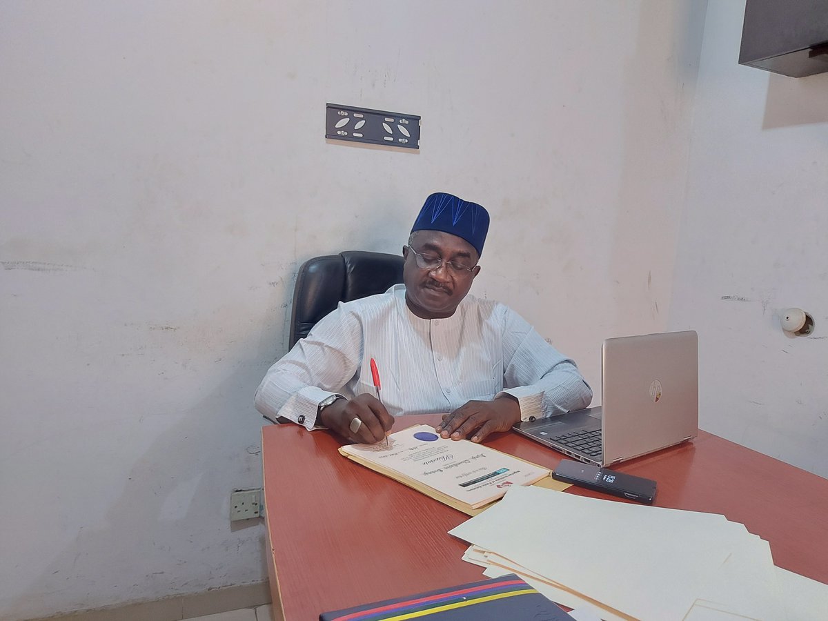 Mallam MUKHTAR ZUBAIRU SIRAJO, 
President and Chairman of Council signing 
Membership Certificates of new inductees