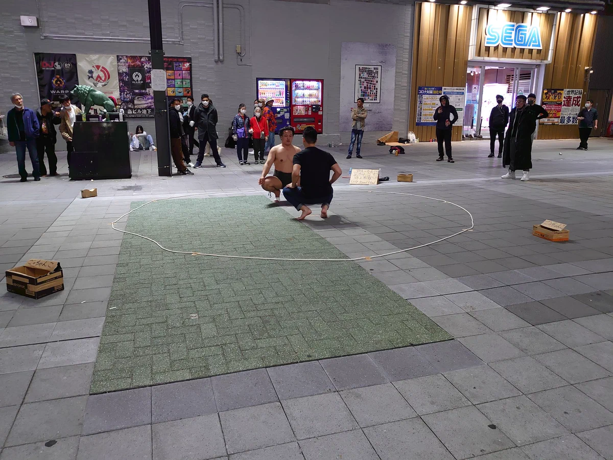 治安が狂っている？新宿の路上で相撲しているwww