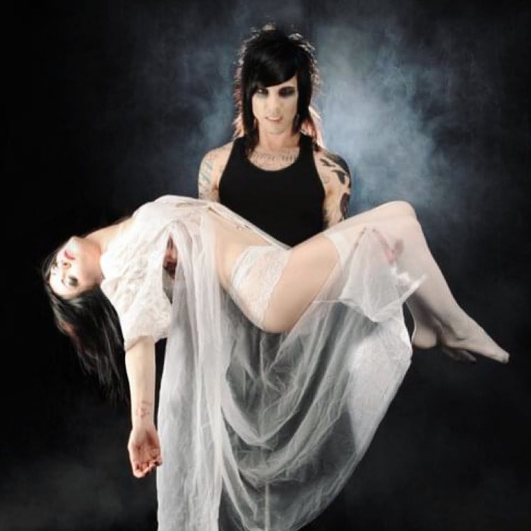 TherealVECoven's tweet photo. M O N D A Y IS FOR LOVE ๐๐ฆ
( VE Photo Archive 2011 ) #vampireseverywhere #michaelvampire https://t.co/CFt1s0fpq8