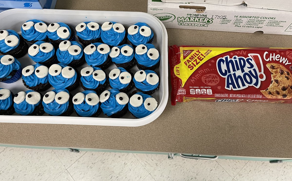 AlexisMessenger's tweet photo. Starting our Monday off with Cookie Monster cupcakes!! I love seeing what our creative, talented students can do! #OZARK @OzarkTigers https://t.co/atu3nOqRRo