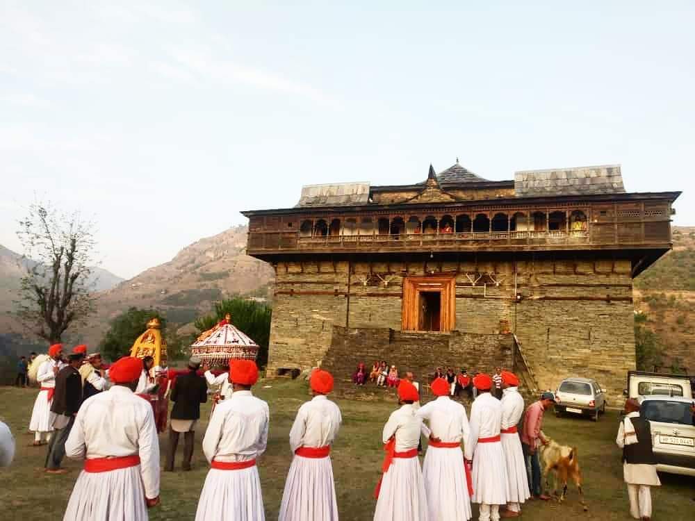 Shimla_wala's tweet photo. श्री डोम देवता महाराज "जातर" नाचते हुए सैंज रियासत के बेड़े में...
#Shimla #HimachalPradesh
#tradition #jatar https://t.co/HTqkDdKaKC