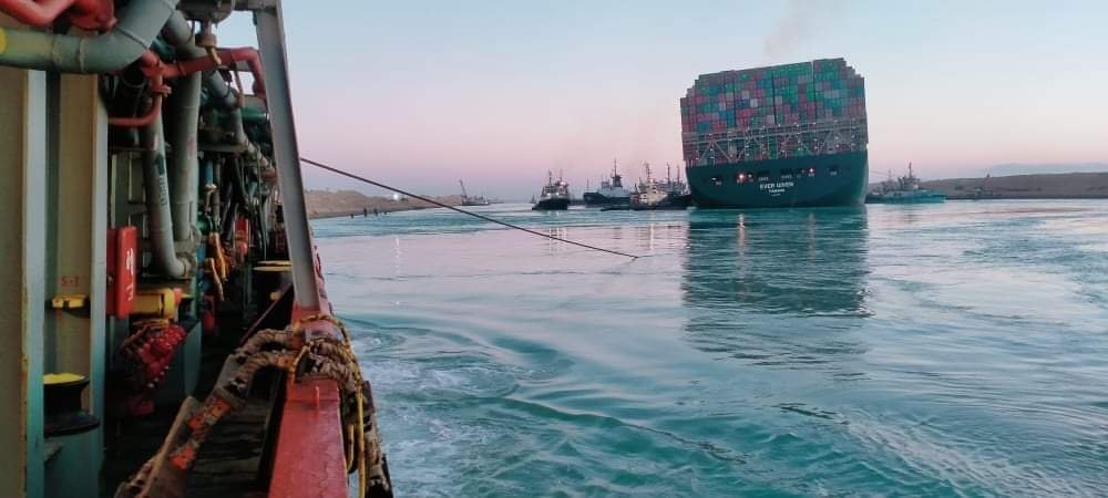 🇪🇬 El carguero EverGiven vuelve a bloquear el Canal de Suez después de que los fuertes vientos lo hayan movido de nuevo antes de otro intento de remolque.