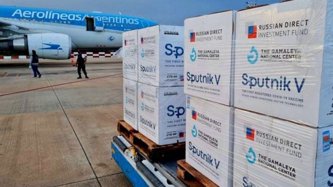 VisionOeste's tweet photo. Partió a la madrugada el décimo vuelo de #AerolíneasArgentinas para traer más #vacunas desde #Rusia 

#Córdoba acumula 177.438 casos de #coronavirus, el 95% de las personas están recuperadas, mientras que 3.006 son los decesos desde el inicio de la pandemia. https://t.co/hTGkEBQ9bH