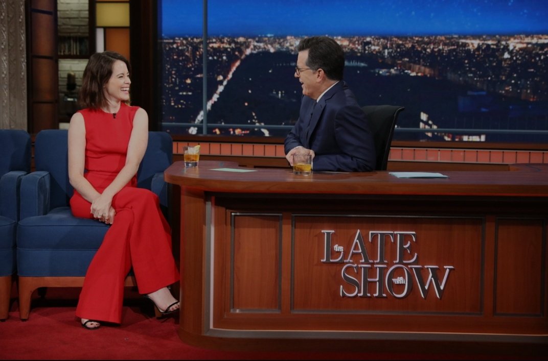 ClaireFoy84's tweet photo. Claire Foy on the Late Show with Stephen Colbert
12 Oct 2017, New York
https://t.co/IkepHv8CdN
#ClaireFoy #clairefoyscrapbook #ClaireFoyRetrospective #TheCrown #StudioInterview #QueenElizabethII #GoldenGlobes #AwardShows #Breathe #AndrewGarfield #Corgis #Cheese https://t.co/pwvWlzoxbT