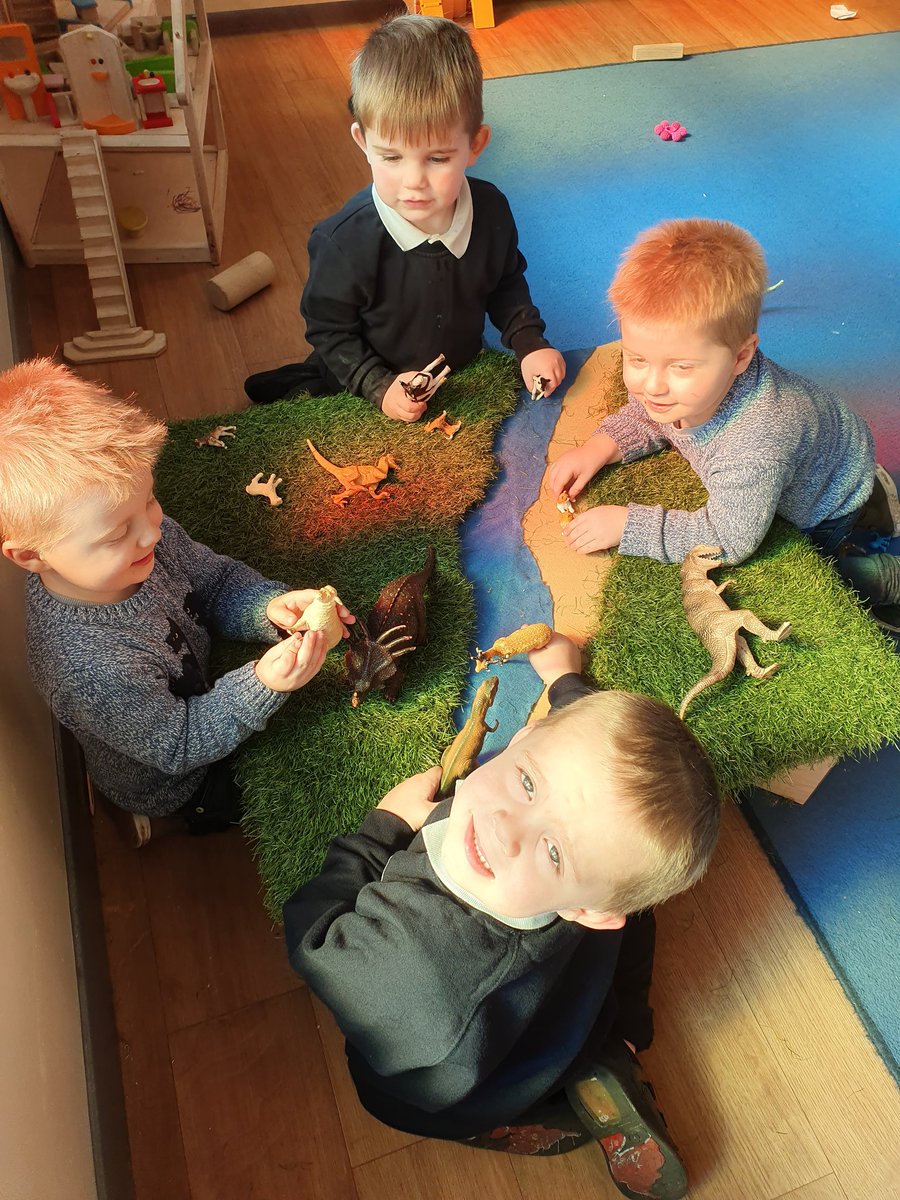 Miss_Wheatcroft's tweet photo. Thank you @MrsArnold7 for making us this 'imagination table' that we can play with our small world toys in 🙌 @WhitegateSch https://t.co/hrCoTfavhr