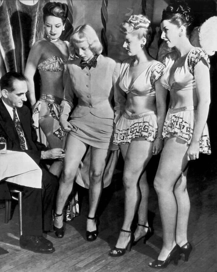 ALHCLindyHop's tweet photo. Billy Rose's Diamond Horseshoe nightclub showgirls being vaccinated against smallpox as part of the Health Department's drive against the disease, New York, NY April15, 1947, photo - Underwood Archives 
#showgirl #billyrose #diamondhorseshoe #smallpox #vaccination #broadway https://t.co/mIrPvjX6h9