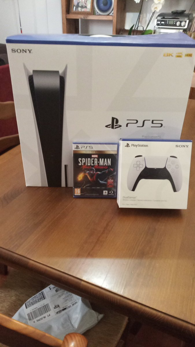 andwu75's tweet photo. @AntonioLinkinYT Por fin la play 5 en casa. Comprada el jueves 25. Muchas gracias por todo tu trabajo Antonio. Un gran saludo. https://t.co/aKjJV7zAFq