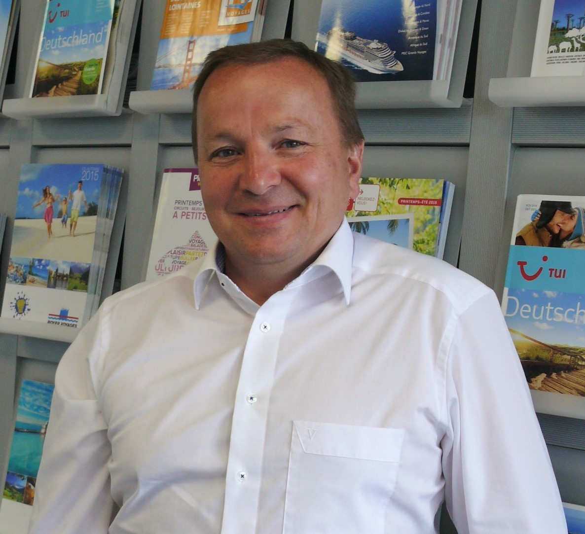 DaimlerBusesFR's tweet image. Cette semaine, nous donnons la parole à nos clients. Commençons par Paul Royer, PDG du Groupe ROYER lors de la livraison de 33 Intouro : “Cet autocar offre sécurité, fiabilité et respect de l’environnement par sa faible consommation”.  #Intouro #MercedesBenz #ParoleDeClient