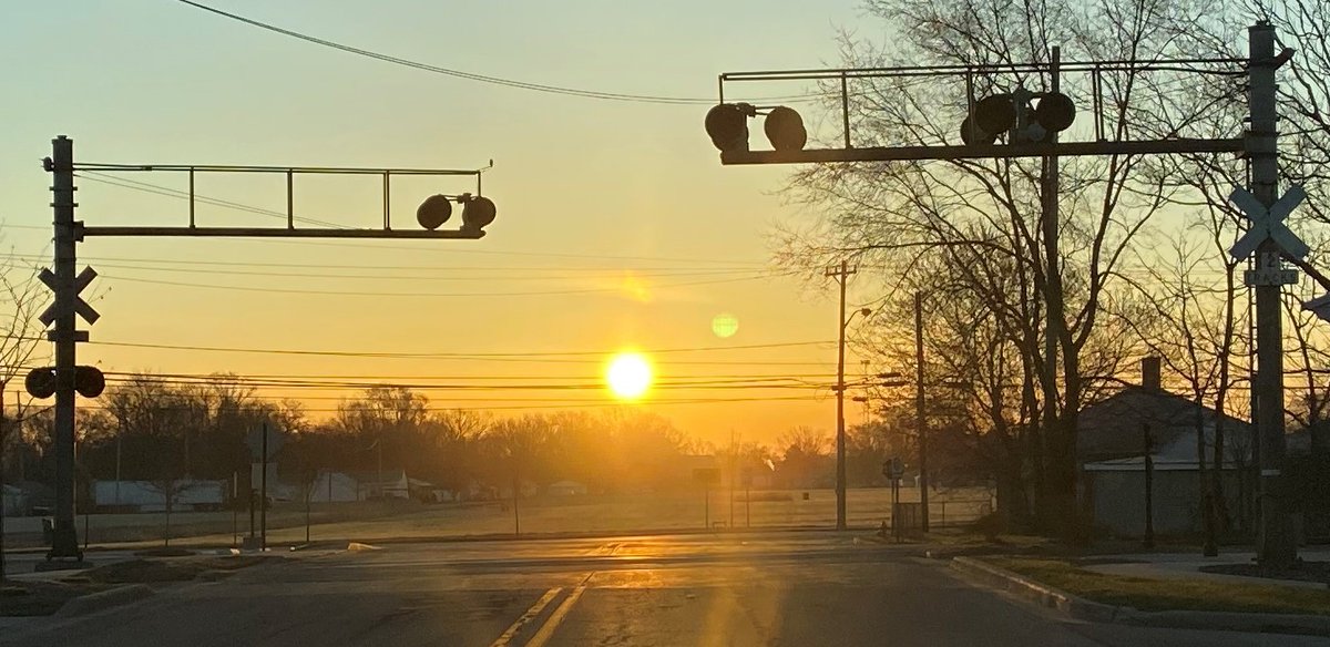 KokomoSportsFan's tweet photo. What a sensational Monday morning: a spectacular setting full moon in the west with a brilliant sunrise in the east. This is a great start to the week. 🌞🌕

@SeanAshWX @angelabuchman @LindseyWTHR13 @KellyGreeneWTHR @NWSIndianapolis @StormHour @KokomoScanner @Jessica_Z925 https://t.co/OFibAwNLmv