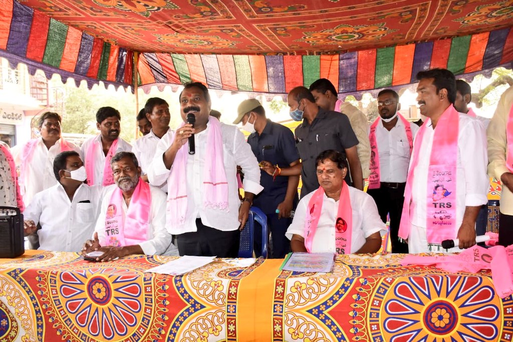 ArooriRamesh's tweet photo. నాగార్జునసాగర్ నియోజకవర్గంలోని నిడమానూరు మండలం తుమ్మడం గ్రామానికి చెందిన పలు పార్టీల సీనియర్ నాయకులు, యువత నేడు @nbrmiryalaguda గారి సమక్షంలో @trspartyonline చేరగా వారికి గూలాబీ కండువా కప్పి సాదరంగా ఆహ్వానించడం జరిగింది.
#SagarWithSir
#VoteForCar #Nomula
#NagarjunasagarWithTRS https://t.co/4TS7bZGRQa