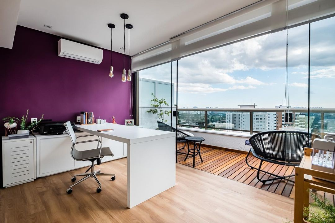 Esse escritório, que poderia ser um home office, foi projetado pela arq. Thais Helena. Apesar da cor marcante, o uso do piso Interfloor em madeira e os tons brancos, combinados trazem um ar mais leve para o ambiente, alegre e acolhedor ao mesmo tempo. Foto Nathalie Artaxo