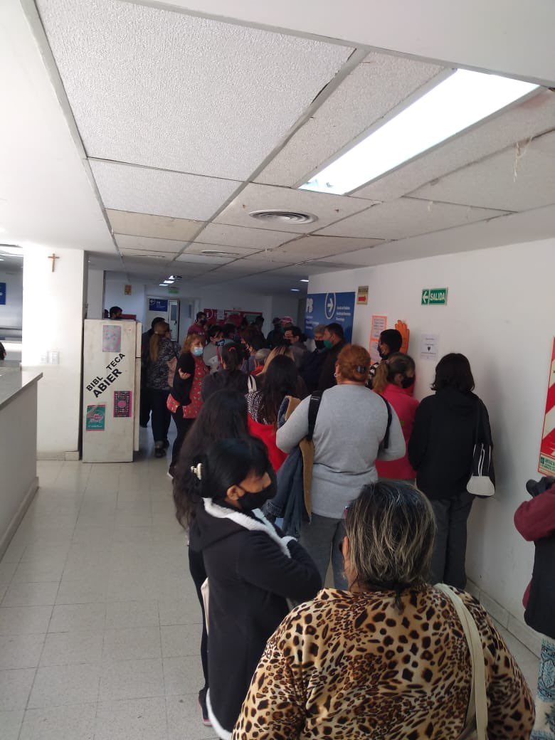 andyferreyra's tweet photo. No es una fiesta clandestina.
Es el hall central del Hospital Misericordia de Córdoba que depende del @minsaludcba: la gente se amontona para sacar turnos para diferentes especialidades. (Fotos de hoy)

¿Se acuerdan cuando había triage y protocolos? https://t.co/M4LvjzKviR